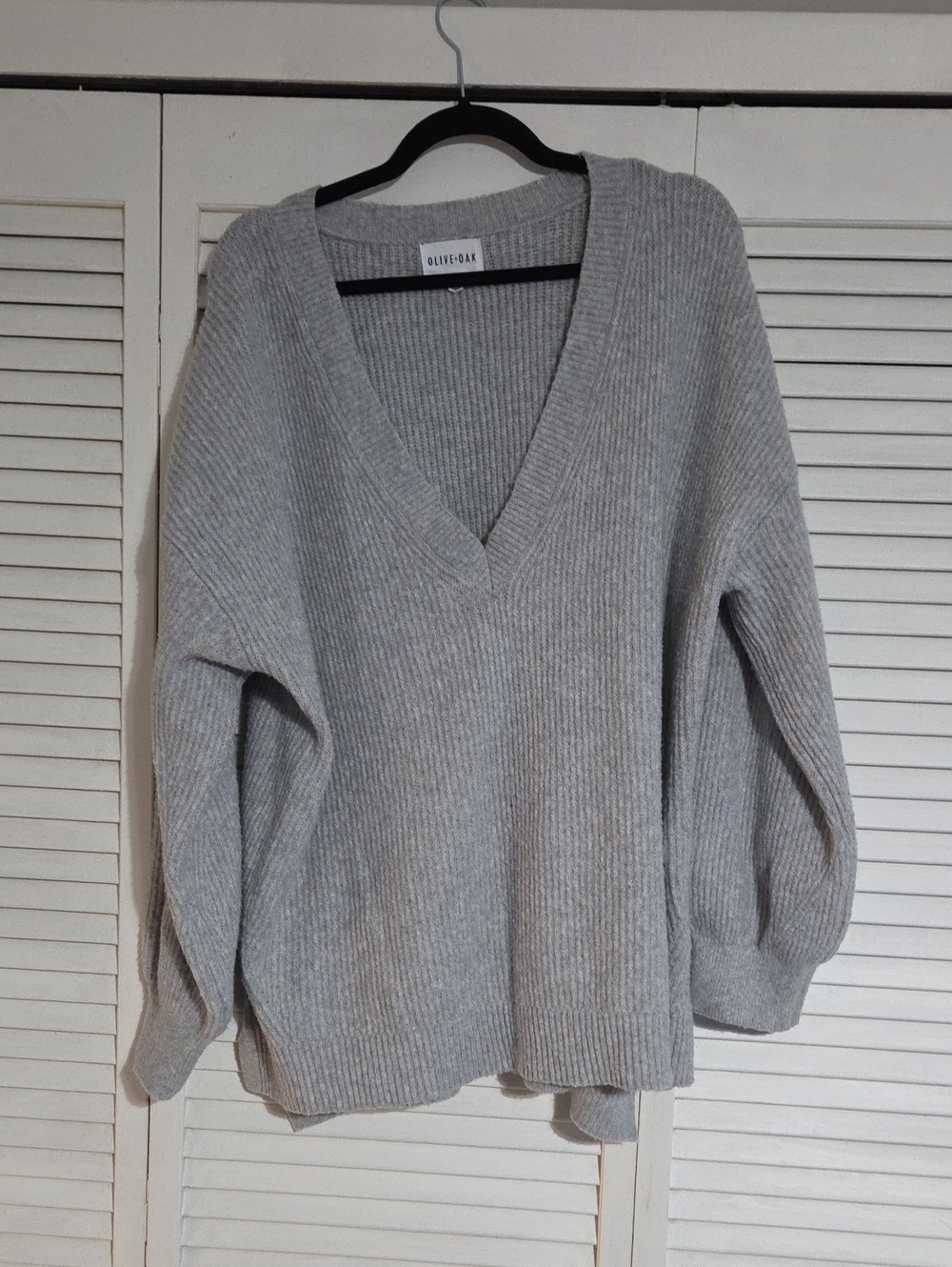 Olive & Oak Gray Ribbed V-Neck Balloon Sleeve Sweater